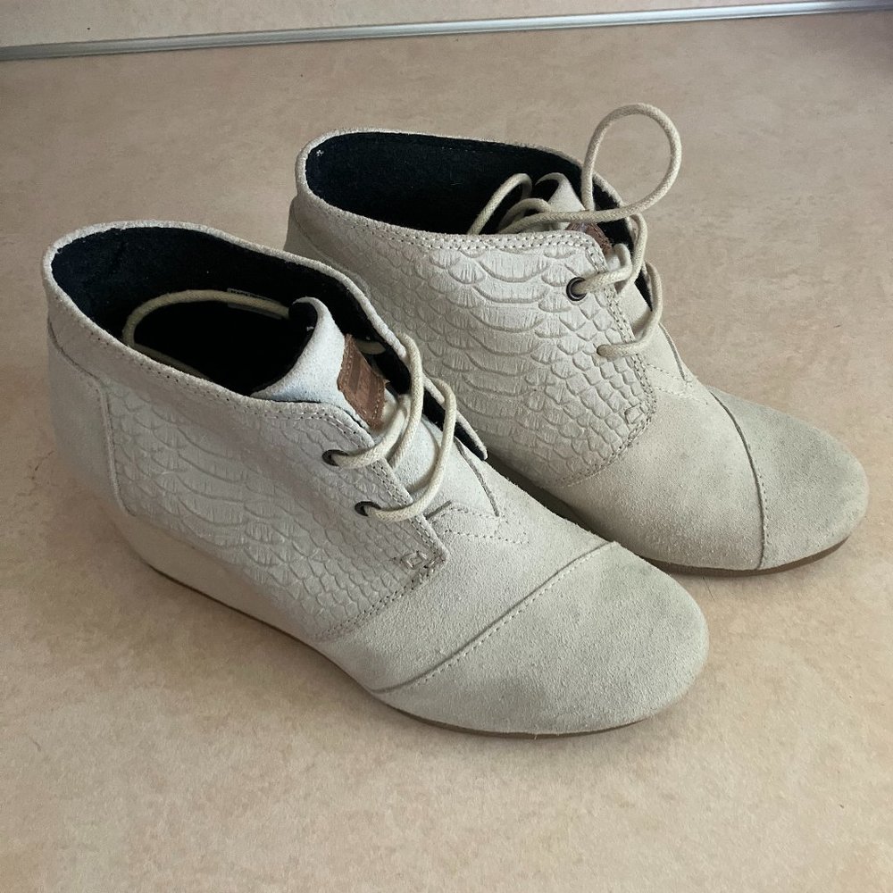 *** Toms Desert Wedge Ankle Boots 300714 Round Toe Lace up Logo Suede sz 7 (MER)
